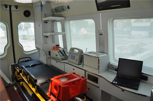 比如县救护车内部